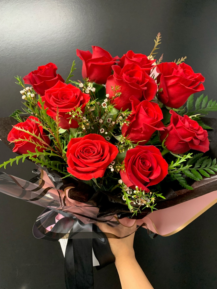 Dozen Rose Valentine Standing Bouquet